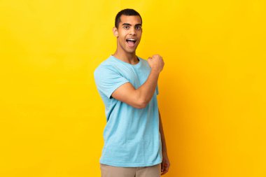 Afrikalı Amerikalı erkek izole edilmiş arka planda zaferi kutluyor.