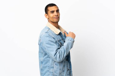 Afrikalı Amerikalı erkek soyutlanmış beyaz arka plan gururlu ve kendini beğenmiş