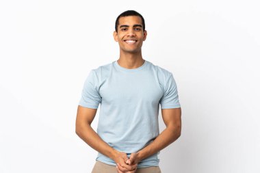 Afrika kökenli Amerikalı bir adam izole edilmiş beyaz arka plan gülüyor