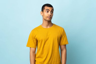 Afrika kökenli Amerikalı bir adam şüpheli hareketler yapıyor.