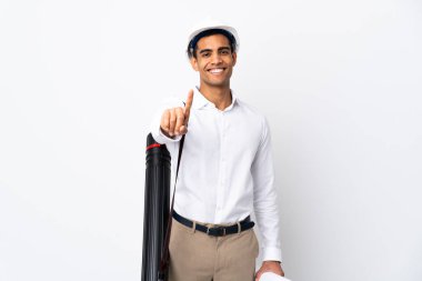 Miğferli Afrikalı Amerikalı mimar izole edilmiş beyaz arkaplan üzerinde planlar tutuyor.