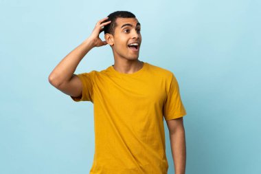 Afro-Amerikalı bir adam izole olmuş, gülümsüyor.