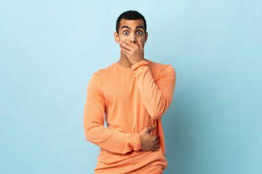 Afrika kökenli Amerikalı bir adam şaşırmış ve şaşırmış görünüyor.