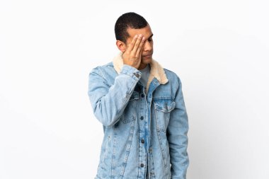 Afro-Amerikalı bir adam, izole edilmiş beyaz arka plan ve baş ağrısı.