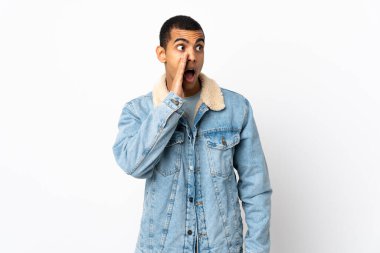 İzole edilmiş beyaz arka planda yaşayan Afrikalı Amerikalı bir adam. Yan tarafa bakarken sürpriz bir jest yapıyor.