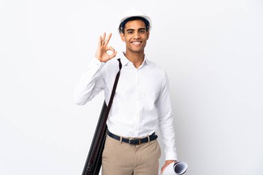 Miğferli Afrikalı Amerikalı mimar ve izole edilmiş beyaz arkaplan üzerinde planlar tutuyor.