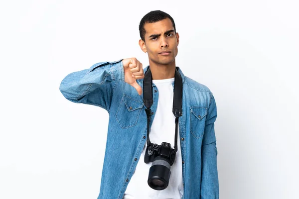 年轻的非洲裔美国摄影师越过孤立的白色背景显示拇指向下标志 — 图库照片