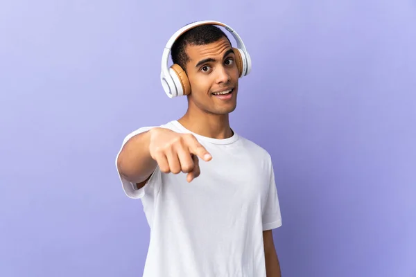 African American Man Isolated Purple Background Listening Music — Stock Photo, Image