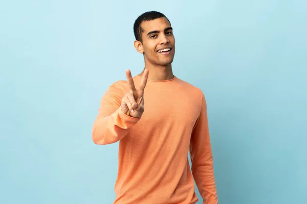 Africano Homem Americano Sobre Fundo Isolado Sorrindo Mostrando Sinal Vitória — Fotografia de Stock