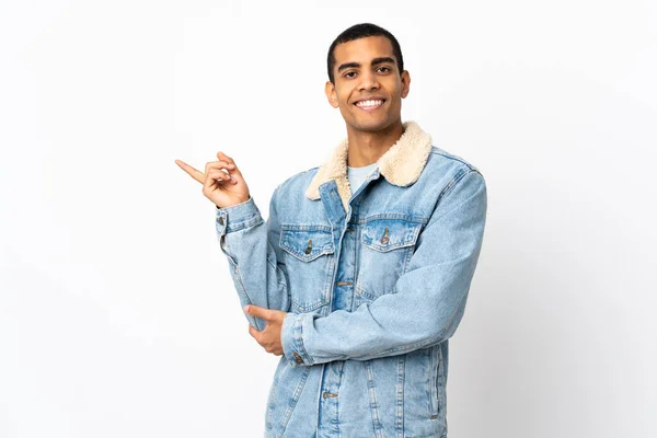 Afroamerikaner Vor Isoliertem Weißen Hintergrund Zeigt Mit Dem Finger Zur — Stockfoto