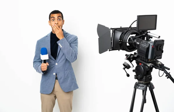 Reporter Afroamerykanin Trzyma Mikrofon Relacjonuje Wiadomości Białym Tle Zaskoczony Zszokowany — Zdjęcie stockowe