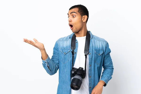 Genç Afrikalı Amerikalı Fotoğrafçı Izole Edilmiş Beyaz Arka Plan Üzerinde — Stok fotoğraf
