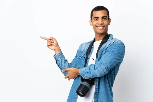 年轻的非洲裔美国摄影师越过孤立的白色背景 手指指向侧面 — 图库照片
