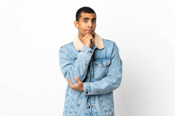 Afro Amerikaanse Man Geïsoleerde Witte Achtergrond Met Twijfels Denken — Stockfoto