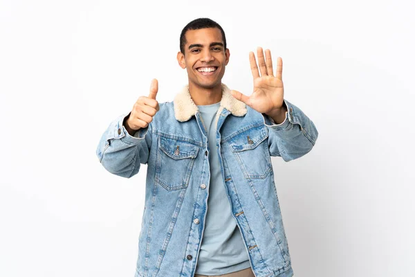 Afroamerikaner Vor Isoliertem Weißen Hintergrund Der Mit Den Fingern Sechs — Stockfoto