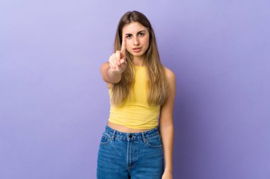 Soyutlanmış mor bir geçmişi olan genç bir kadın ciddi bir ifadeyle sayıyor.