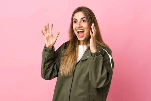 Mujer Joven Sobre Fondo Rosa Aislado Con Expresión Facial Sorpresa —  Fotos de Stock