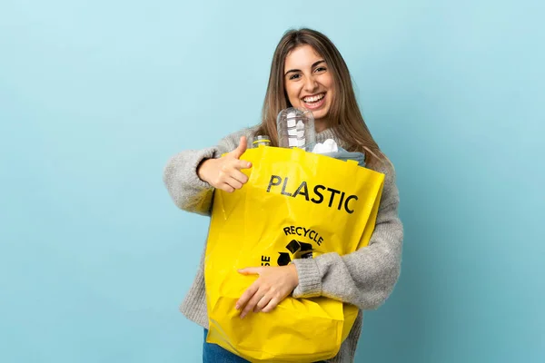 Tenendo Sacchetto Pieno Bottiglie Plastica Riciclare Oltre Isolati Punti Blu — Foto Stock