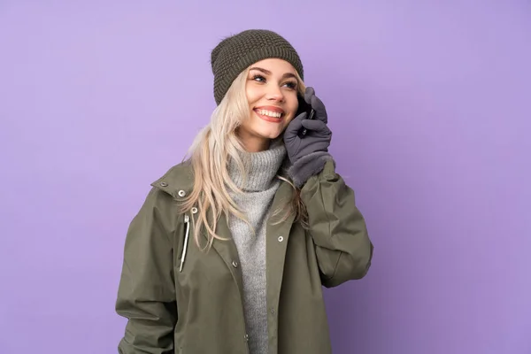 Adolescente Rubia Con Sombrero Invierno Sobre Fondo Púrpura Aislado Mantener —  Fotos de Stock