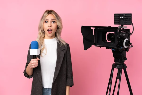 Reporter Kobieta Trzyma Mikrofon Raportuje Wiadomości Odizolowanym Różowym Tle Zaskakującym — Zdjęcie stockowe