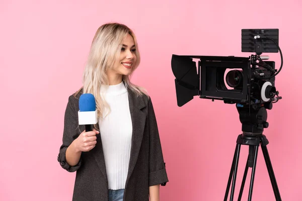 Reporter Femme Tenant Microphone Rapportant Des Nouvelles Sur Fond Rose — Photo