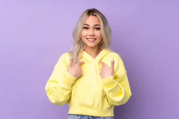 Menina Adolescente Vestindo Uma Camisola Amarela Sobre Fundo Roxo Isolado — Fotografia de Stock