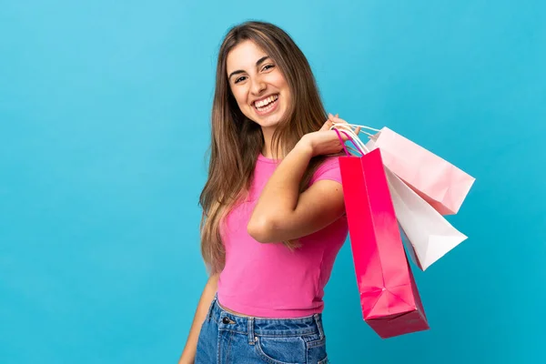 Jonge Vrouw Geïsoleerde Blauwe Achtergrond Houden Boodschappentassen Glimlachen — Stockfoto