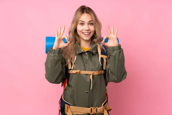 Adolescente Rusa Montañista Chica Con Una Gran Mochila Aislada Sobre — Foto de Stock