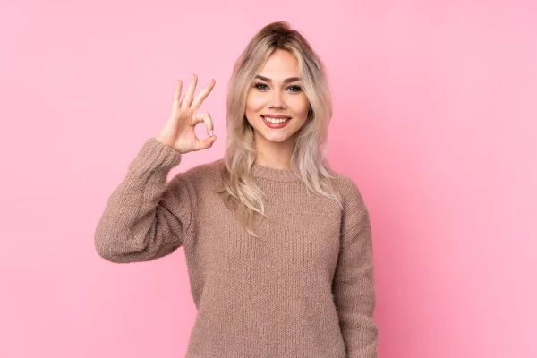 Adolescente Rubia Chica Usando Suéter Sobre Aislado Rosa Fondo Mostrando — Foto de Stock