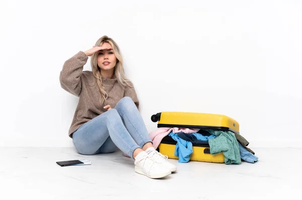 Teenager Ragazza Bionda Con Una Valigia Piena Vestiti Seduti Sul — Foto Stock