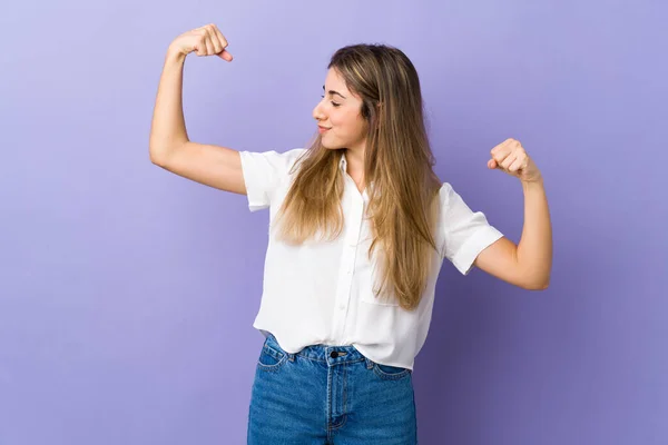 Jovem Mulher Sobre Isolado Roxo Fundo Fazendo Forte Gesto — Fotografia de Stock