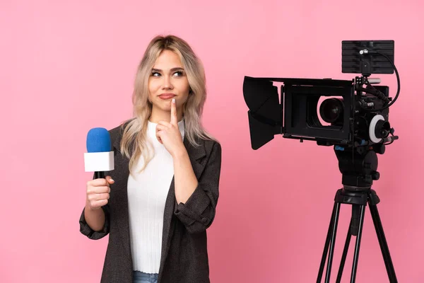 Muhabir Kadın Mikrofon Tutuyor Pembe Arka Plan Entrikaları Hakkında Haber — Stok fotoğraf