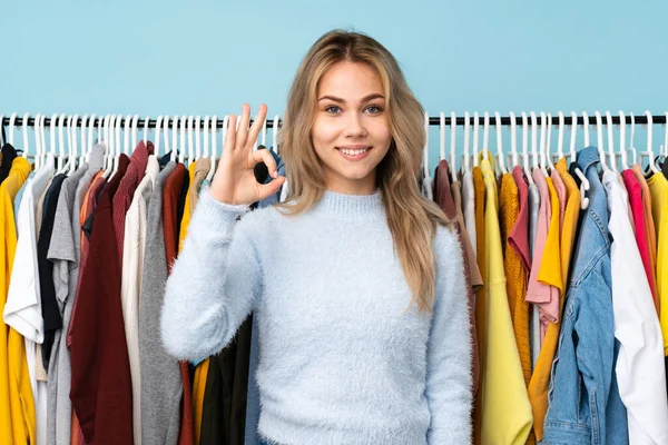 Adolescente Ragazza Russa Comprare Alcuni Vestiti Isolati Sfondo Blu Mostrando — Foto Stock