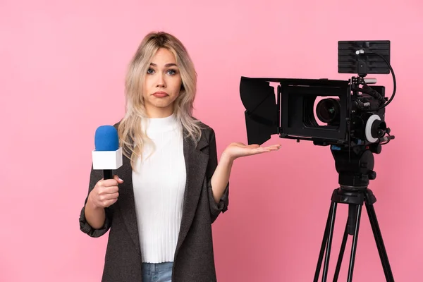 Femme Journaliste Tenant Microphone Rapportant Des Nouvelles Sur Fond Rose — Photo