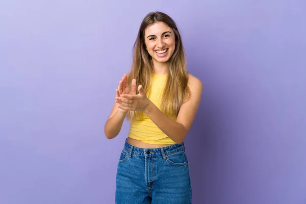 Jovem Mulher Sobre Fundo Roxo Isolado Aplaudindo Após Apresentação Uma — Fotografia de Stock