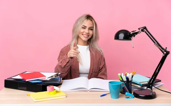 Una Joven Estudiante Trabajando Una Mesa Señala Con Dedo — Foto de Stock