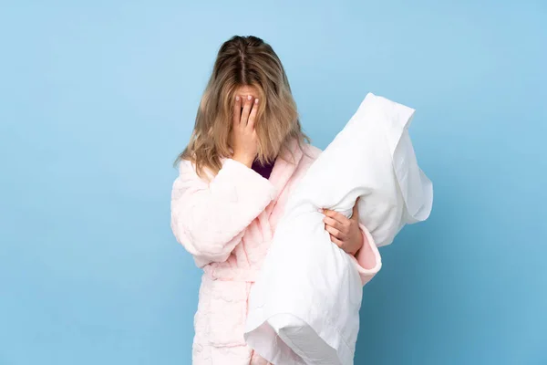 Tonåring Ryska Flicka Pyjamas Isolerad Blå Bakgrund Med Trött Och — Stockfoto