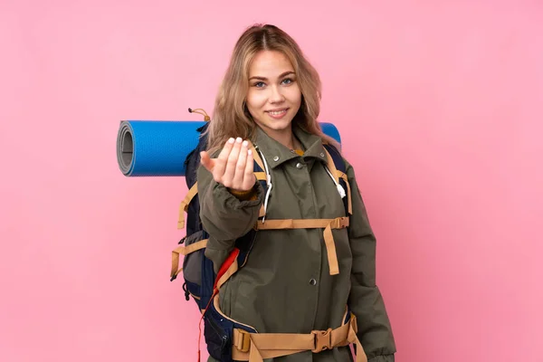 大きなバックパックピンクの背景に手で来て招待隔離された10代のロシアの登山家の女の子 来てくれて嬉しい — ストック写真