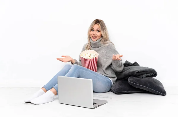 Ragazza Bionda Adolescente Che Mangia Popcorn Mentre Guarda Film Sul — Foto Stock