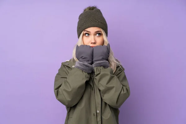 Ragazza Bionda Adolescente Con Cappello Invernale Sfondo Viola Isolato Nervoso — Foto Stock