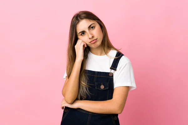 Jonge Vrouw Geïsoleerde Roze Achtergrond Met Moe Verveeld Uitdrukking — Stockfoto