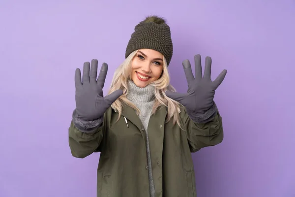 Ragazza Bionda Adolescente Con Cappello Invernale Sfondo Viola Isolato Contando — Foto Stock