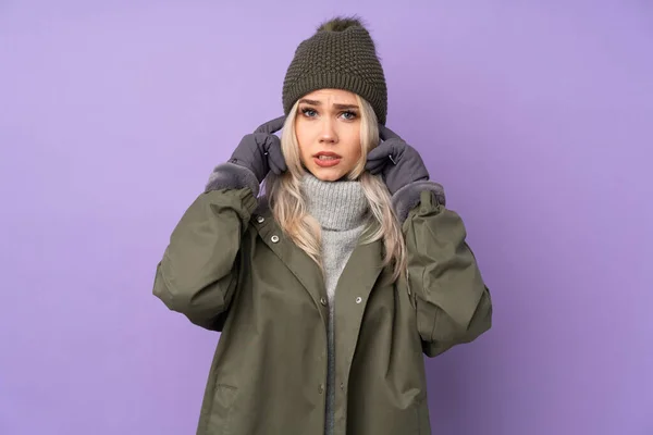 Nastolatek Blondynka Dziewczyna Zimowy Kapelusz Odizolowanych Fioletowy Tle Sfrustrowany Pokrycie — Zdjęcie stockowe