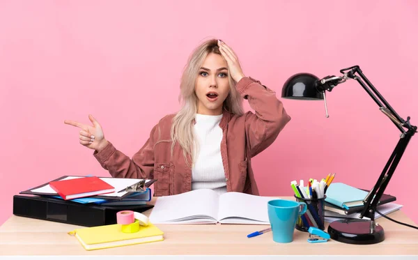 Joven Estudiante Trabajando Una Mesa Sorprendida Señalando Con Dedo Hacia — Foto de Stock