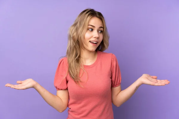 Adolescente Russo Menina Isolada Fundo Roxo Segurando Copyspace Com Duas — Fotografia de Stock