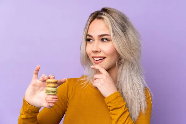 Tini Lány Felett Elszigetelt Lila Háttér Gazdaság Színes Francia Macarons — Stock Fotó