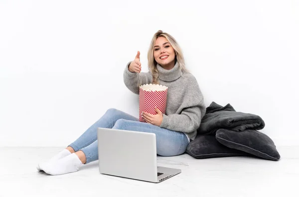 Adolescente Ragazza Bionda Mangiare Popcorn Mentre Guarda Film Sul Computer — Foto Stock