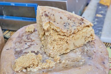 Casu Marzu, solucanlı sardalya peyniri.