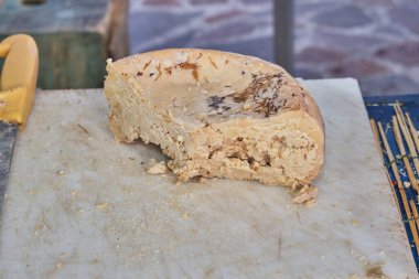 Casu Marzu, solucanlı sardalya peyniri.