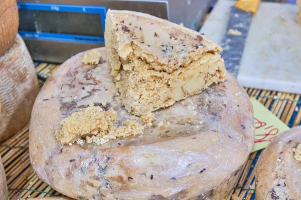 Casu Marzu, solucanlı sardalya peyniri.